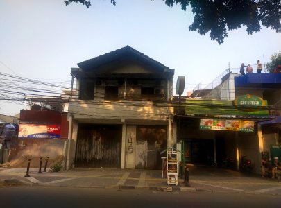 Kost Rawajati - AC, Internet, TV Kabel & Pinggir Jalan