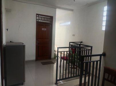 Kost Rawajati - AC, Internet, TV Kabel & Pinggir Jalan