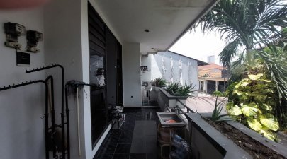 Balkon Kost Lantai Dua