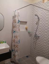 Shared bathroom, semi-dry