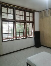 KAMAR KOST EXCLUSIVE DENGAN VIEW KOLAM RENANG & LOKASI STRATEGIS DEKAT DENGAN APOTIK, ALFAMIDI