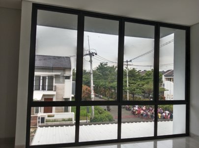 Sewa rumah baru kamar utama di Perumahan Gardens at Candi Sawangan, di boulevard, akses mudah