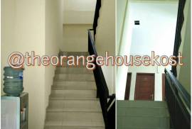 Orange House Kost & Transit