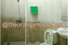 Orange House Kost & Transit