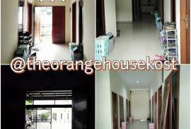 Orange House Kost & Transit