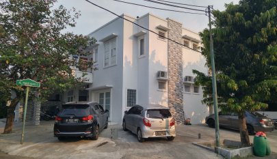 KOST HOKI 31 , Jl Pinus Hijau 3 No. 1, Meadow Green - Lippo Cikarang, Cibatu - Cikarang Selatan