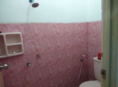 Kamar mandi single dengan shower & closed duduk 