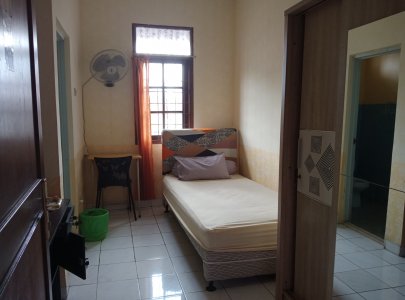 Single room fan harga/bulan Rp.1.1juya fasilitas km dalam, furnitur 