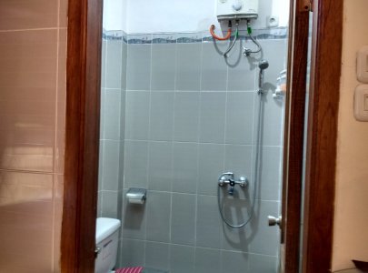 Km double bed Dengan shower ,close duduk & water heater 