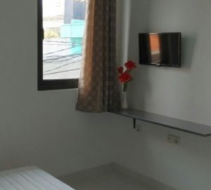 Kamar Kost dengan jendela