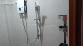 Kamar Mandi dalam dengan Water Heater