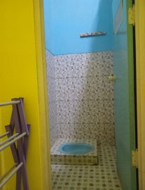 Kamar mandi dalam : ember, gayung, pemancar air atas, kran air bawah, WC, tempat sabun, gantungan baju kamar mandi 