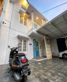 parkiran motor dan mobil yang terletak di depan rumah kost Casa de Louvre 4 Cikarang