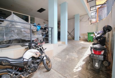 Rumah Kost Abdi Kartini Jendela Koridor Dekat Ke Kemayoran