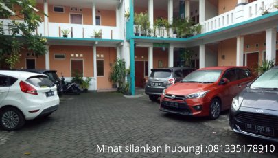 Griya Chandra Kost putra dan putri kamar mandi dan dapur dalam