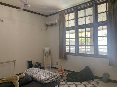 KAMAR KOST EXCLUSIVE DENGAN VIEW KOLAM RENANG & LOKASI STRATEGIS DEKAT DENGAN APOTIK, ALFAMIDI