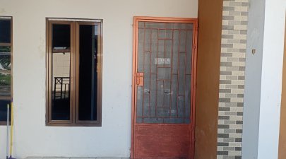 Jendela depan dan pintu masuk rumah