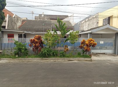 Rumah tampak dari jalan