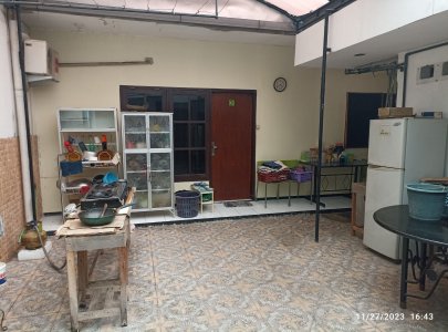 Area dapur dan kulkas kost