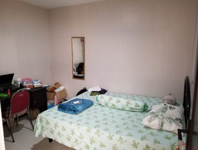 Kamar kost dilengkapi tempat tidur, meja belajar, lemari dan AC