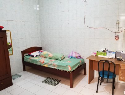 Kamar kost dilengkapi dengan tempat tidur, meja belajar, lemari dan AC (sudah termasuk listrik) 