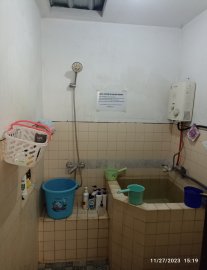 Kamar mandi pertama dilengkapi oleh shower dan water heater