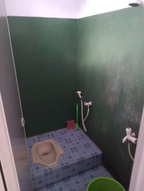 Kamar mandi, keran air, shower berfungsi baik 