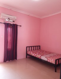 Kost AC exclusive pinggir jalan ditengah kota Karawang +furniture/wifi