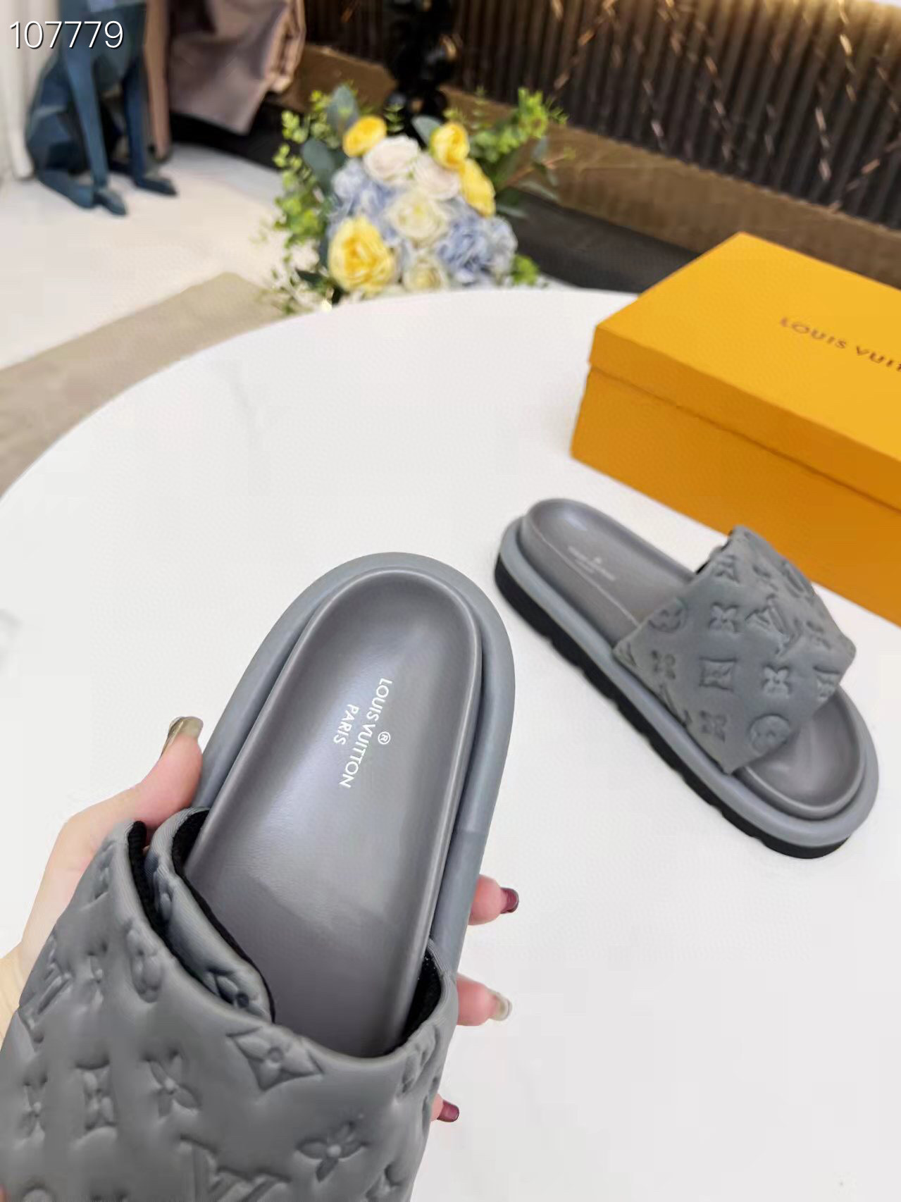 LV $62 gallery