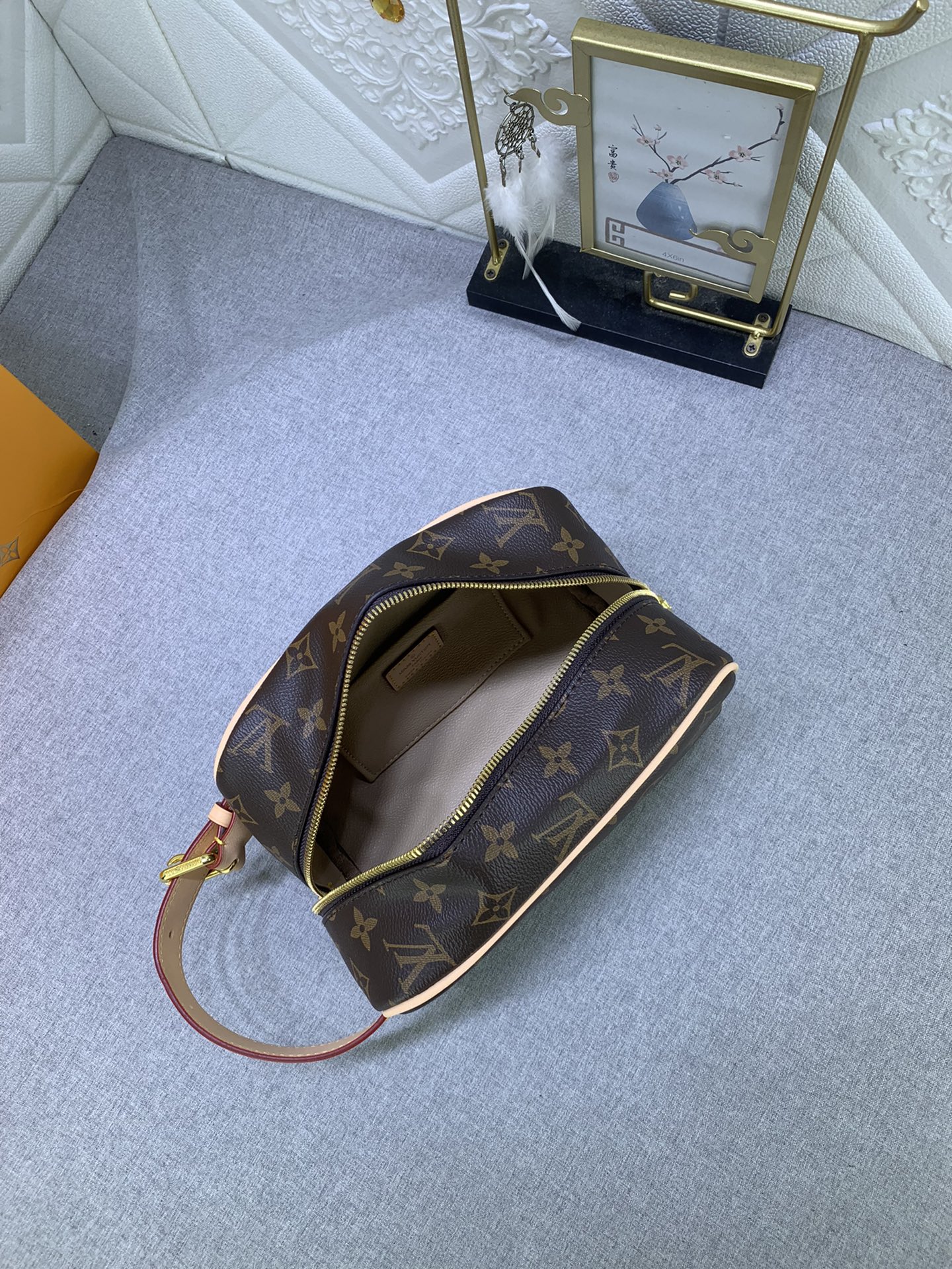 LV $62 gallery