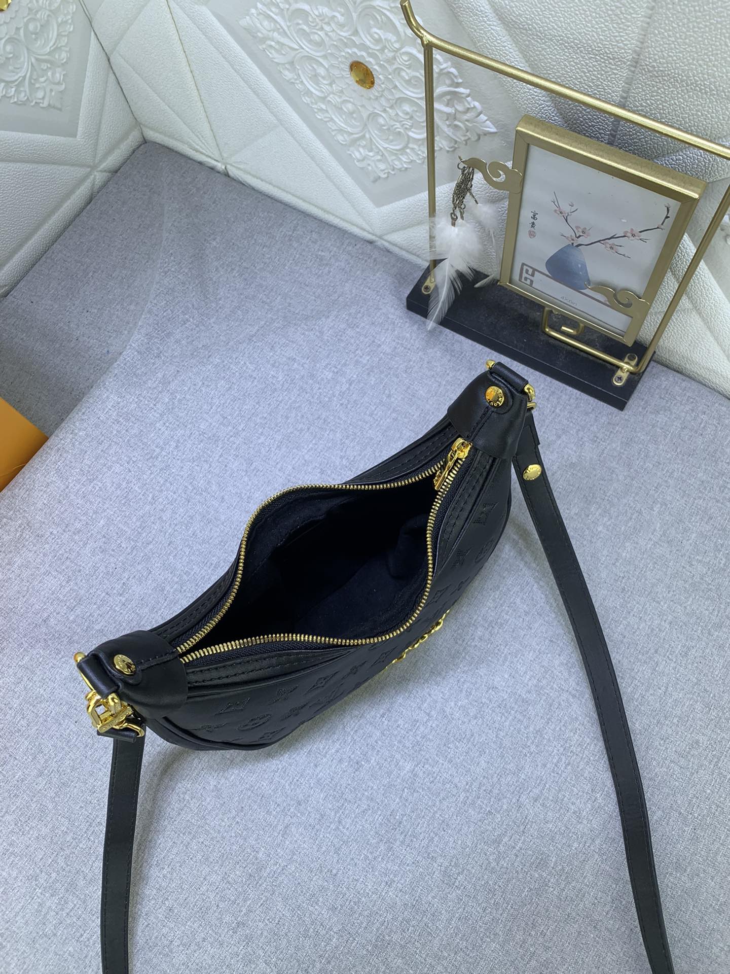 LV $70 gallery