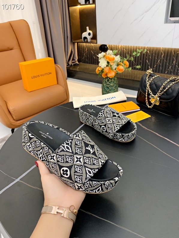 LV $70 gallery