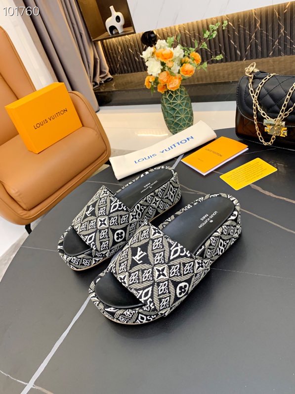 LV $70 gallery