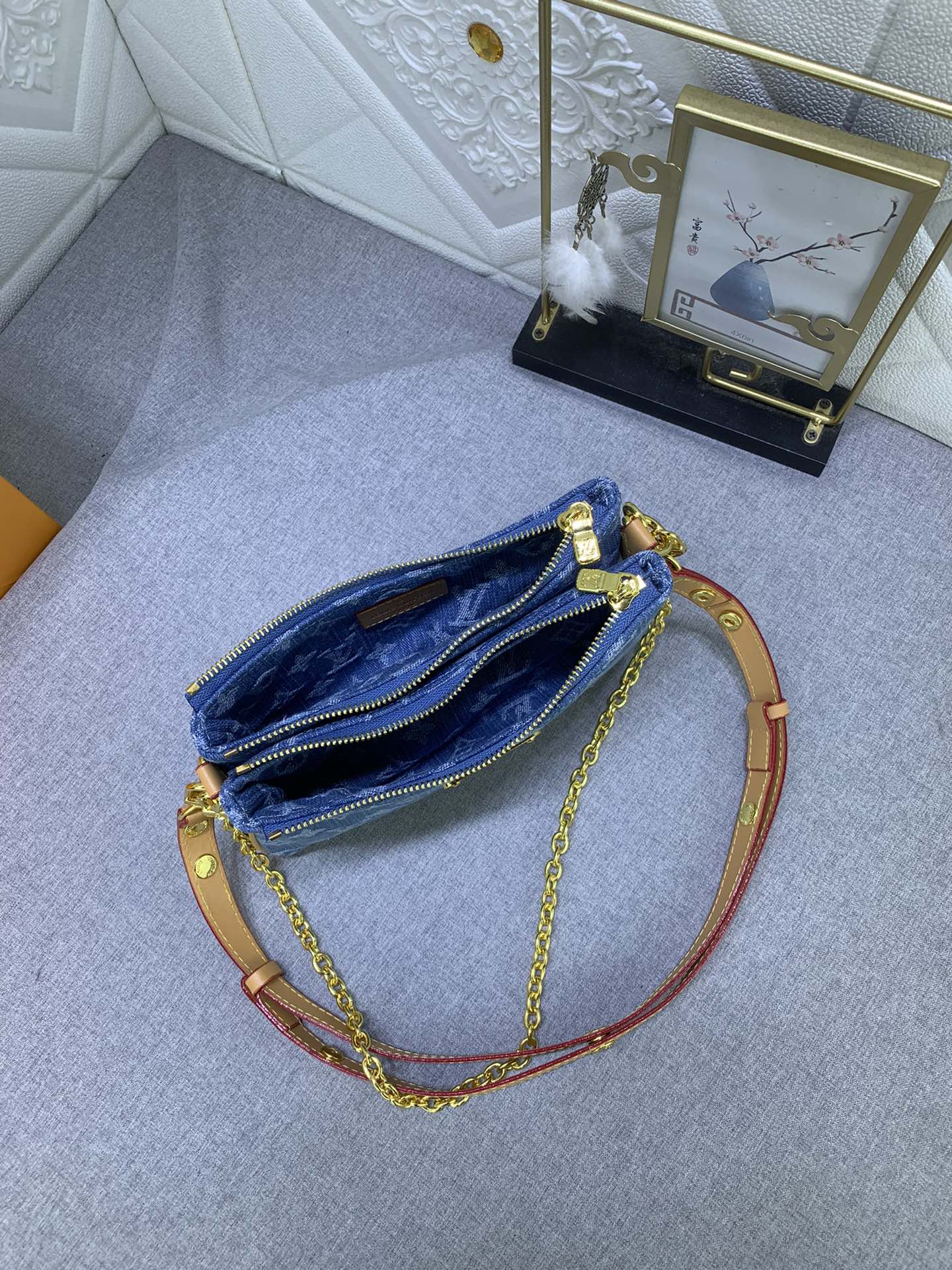 LV $70 gallery