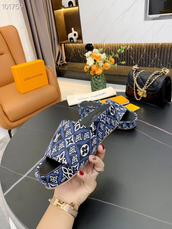 LV $70 gallery