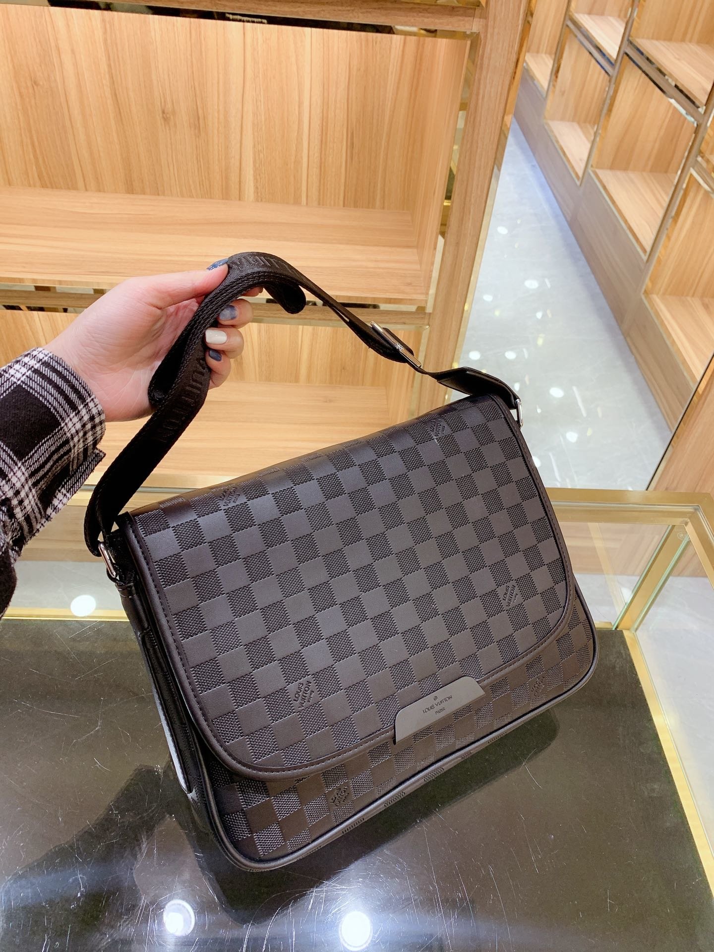 LV $80 gallery