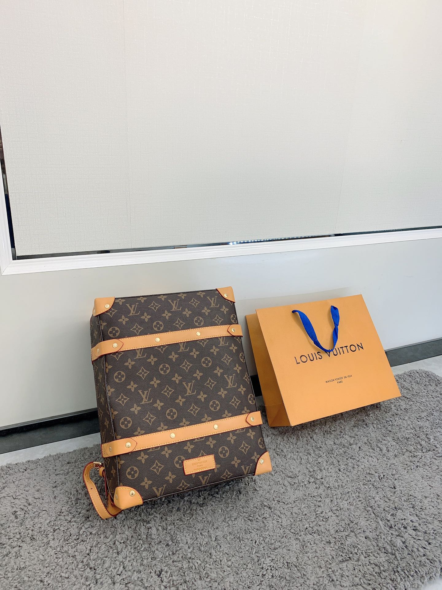 LV $81 gallery