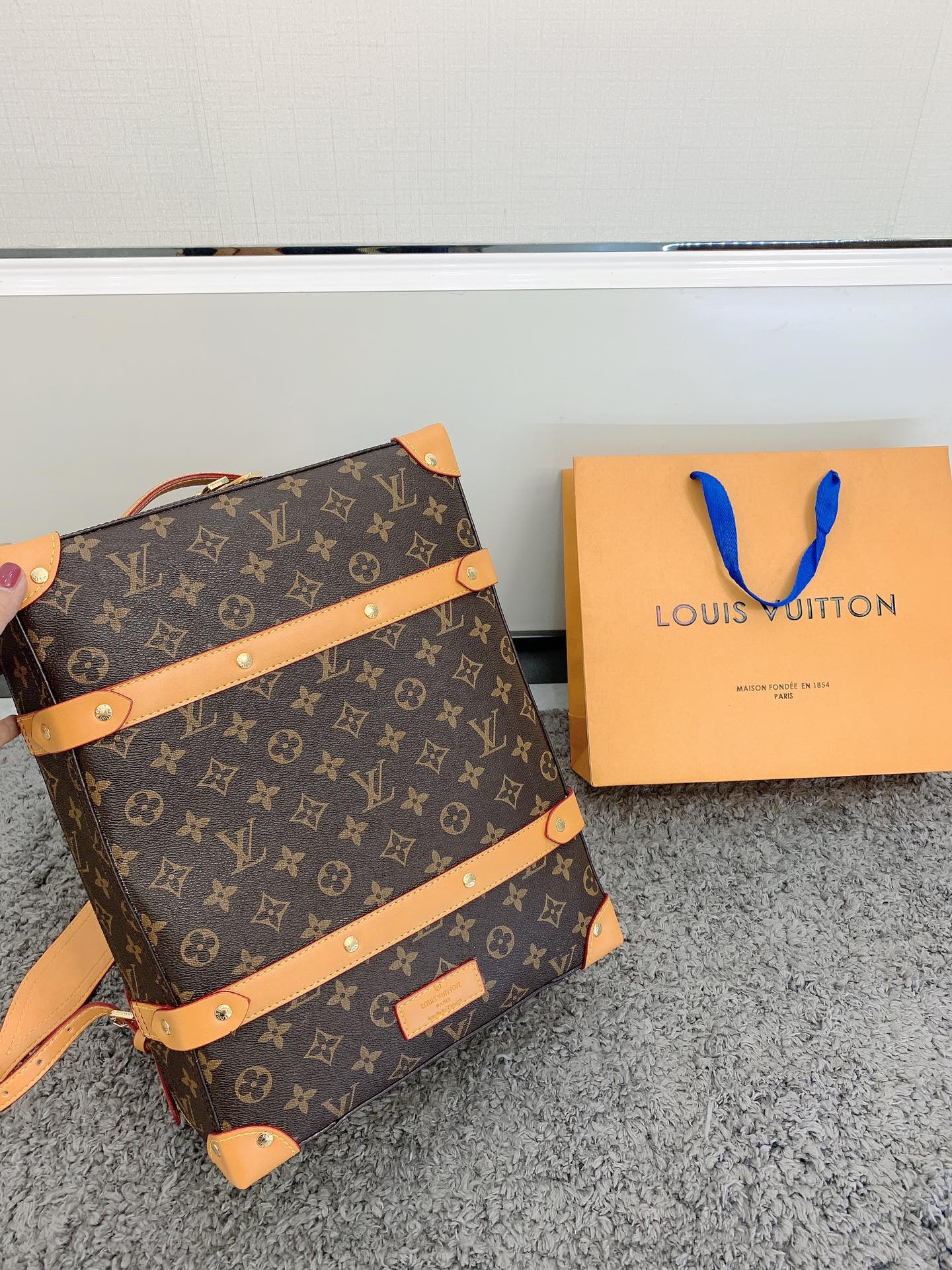 LV $81 gallery