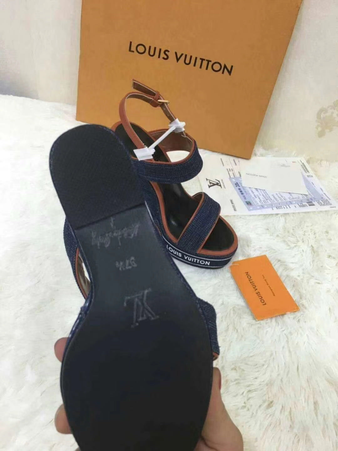 LV $81 gallery