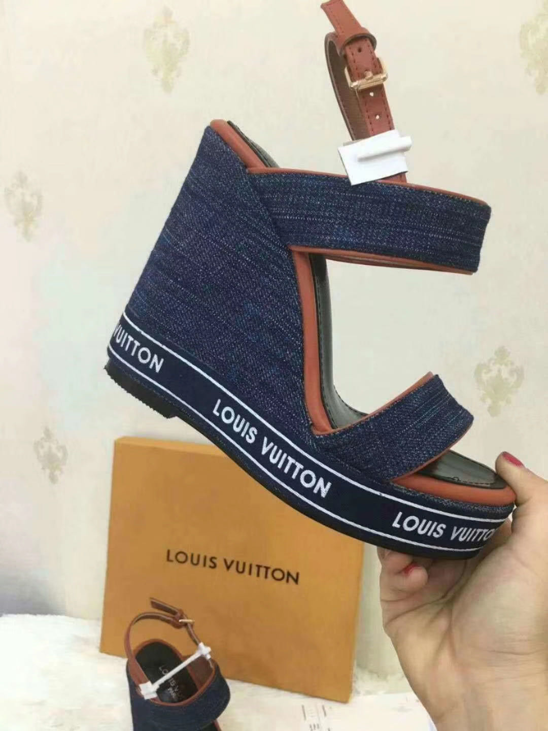 LV $81 gallery