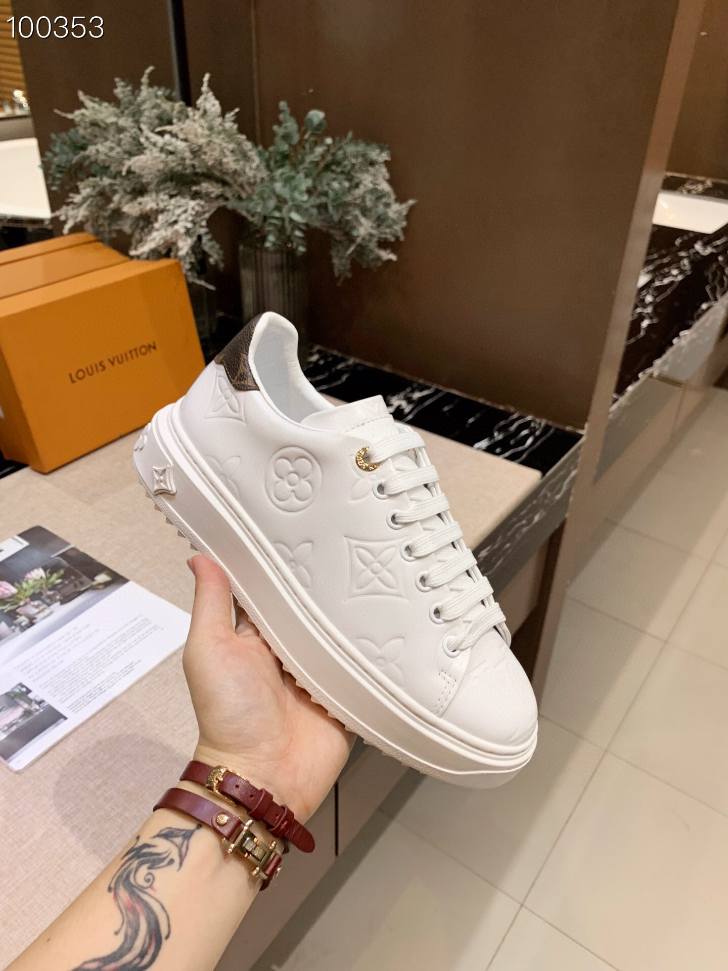 LV $82 gallery