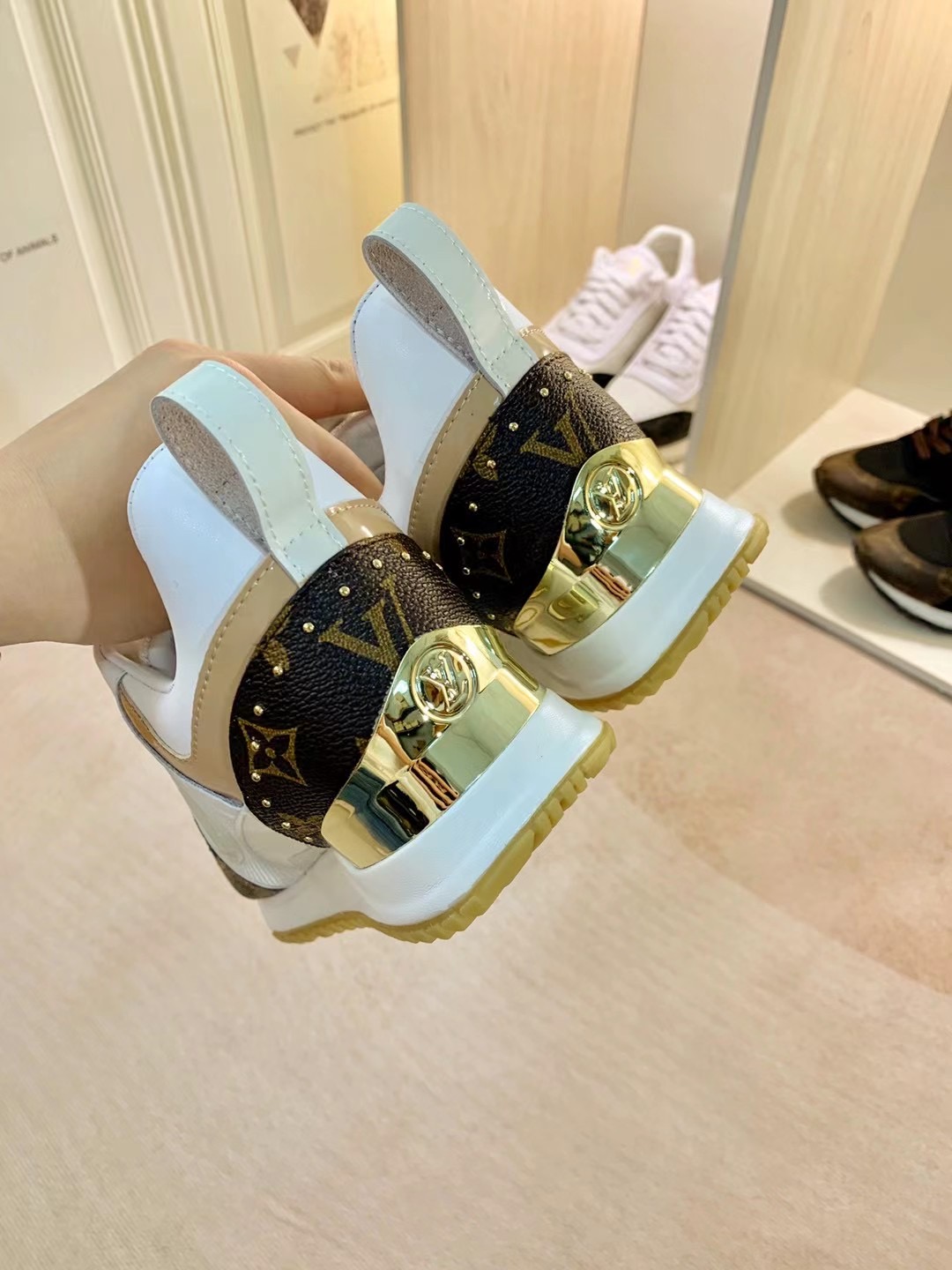 LV $85 gallery