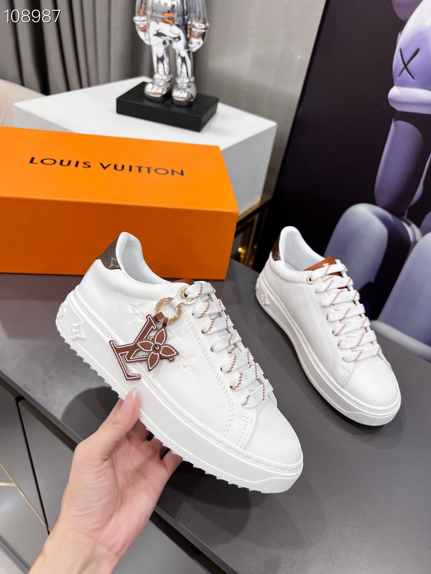 LV $86 gallery