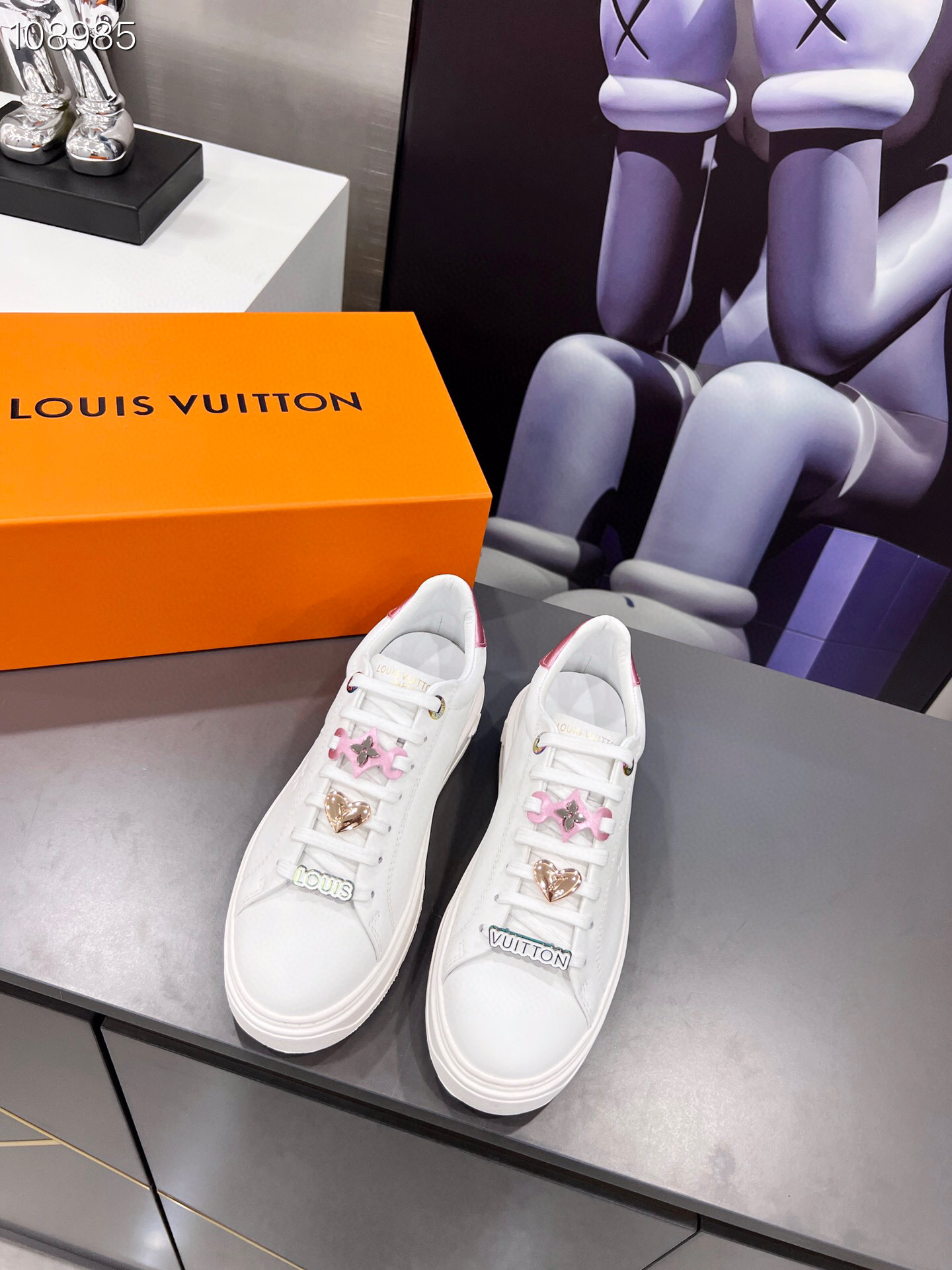 LV $86 gallery