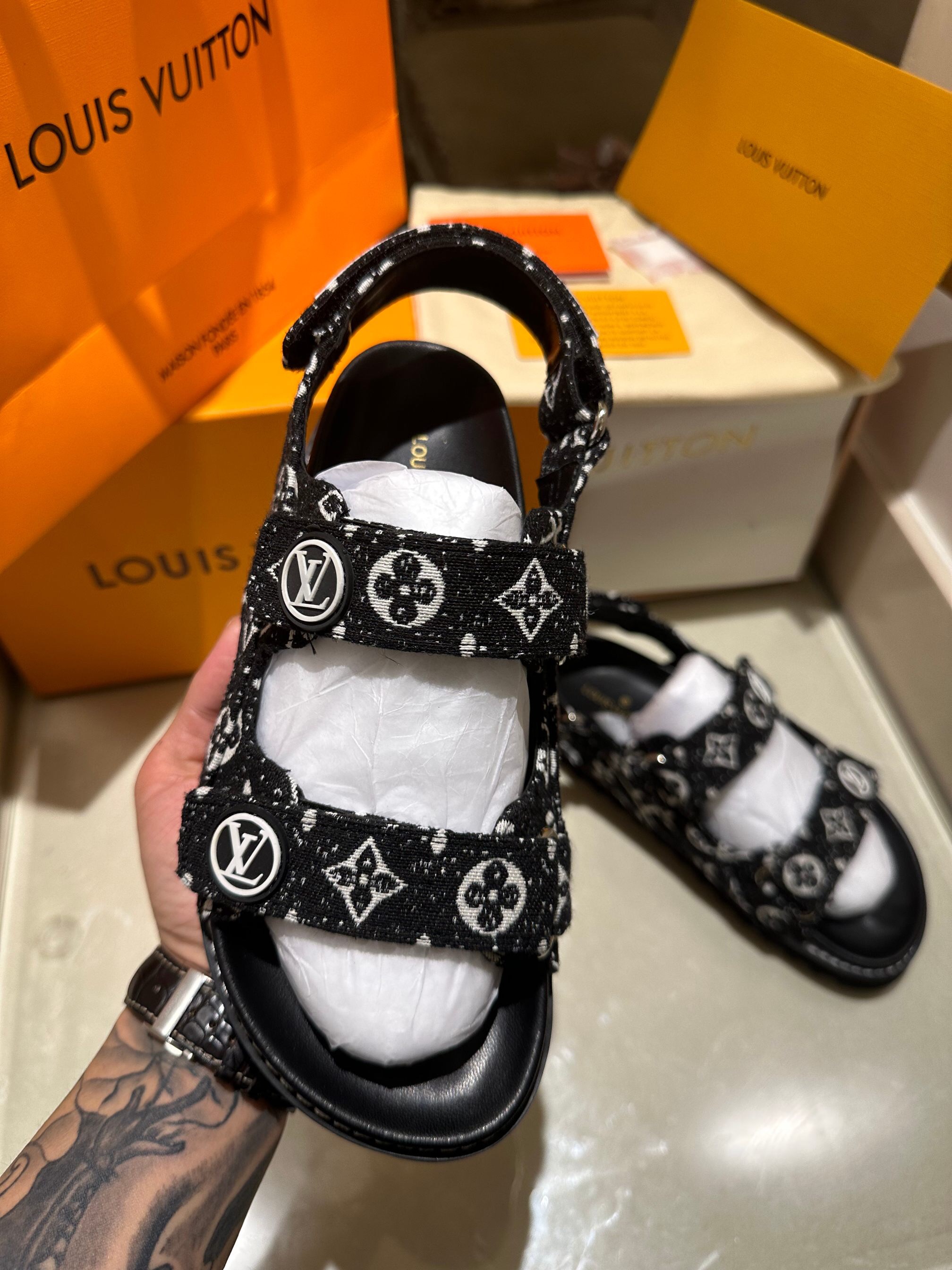 LV $86 gallery