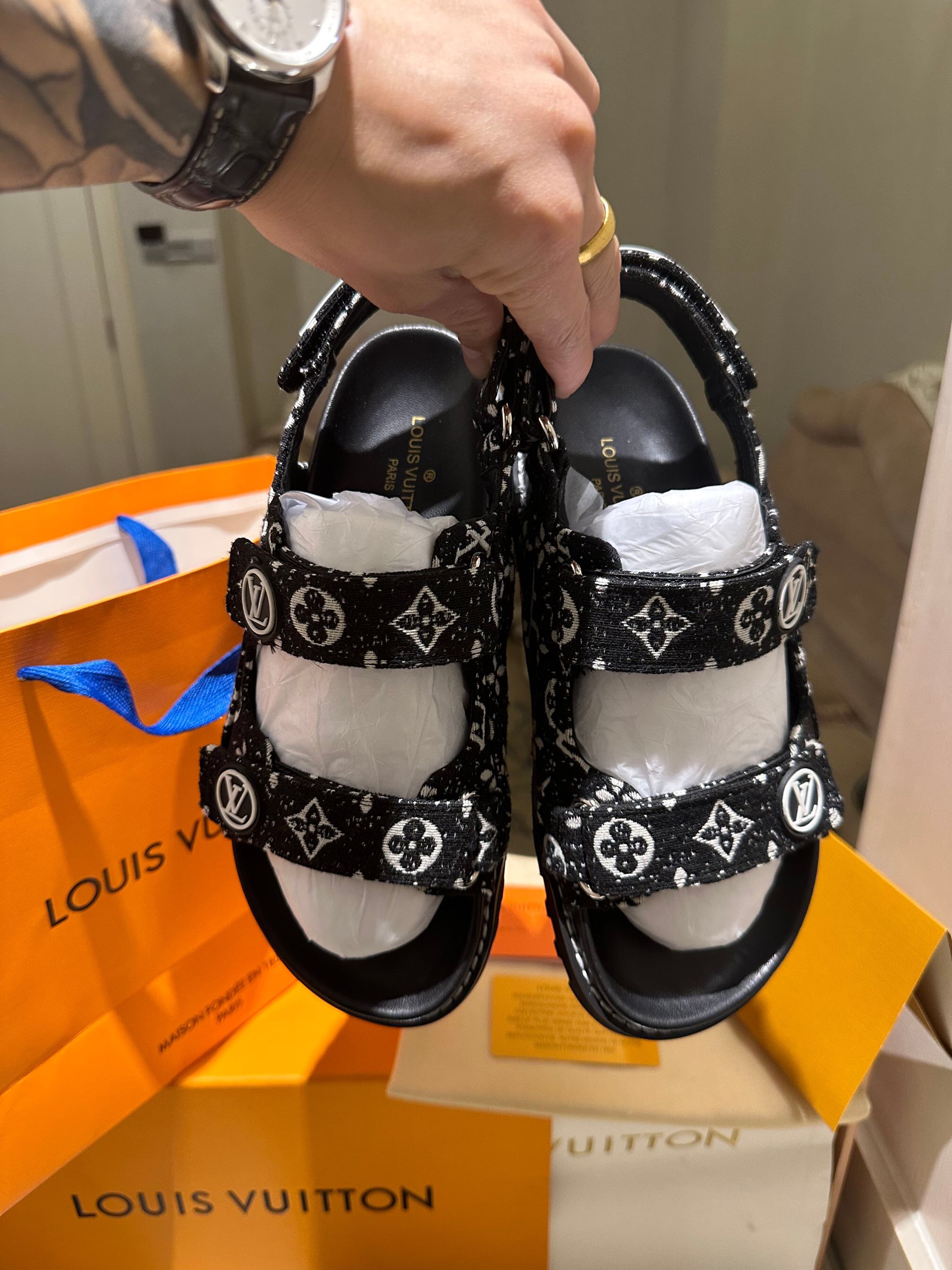 LV $86 gallery