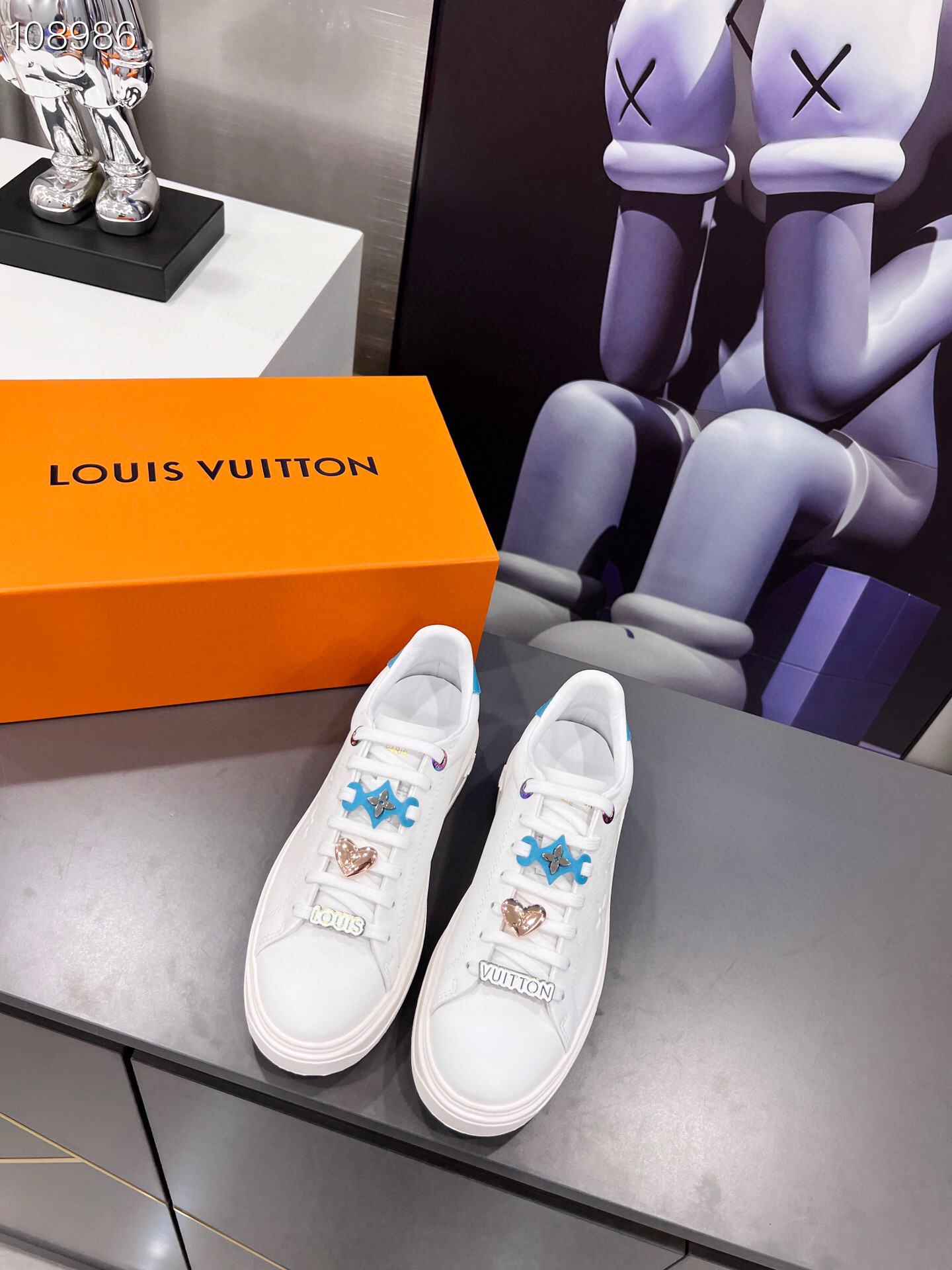 LV $86 gallery