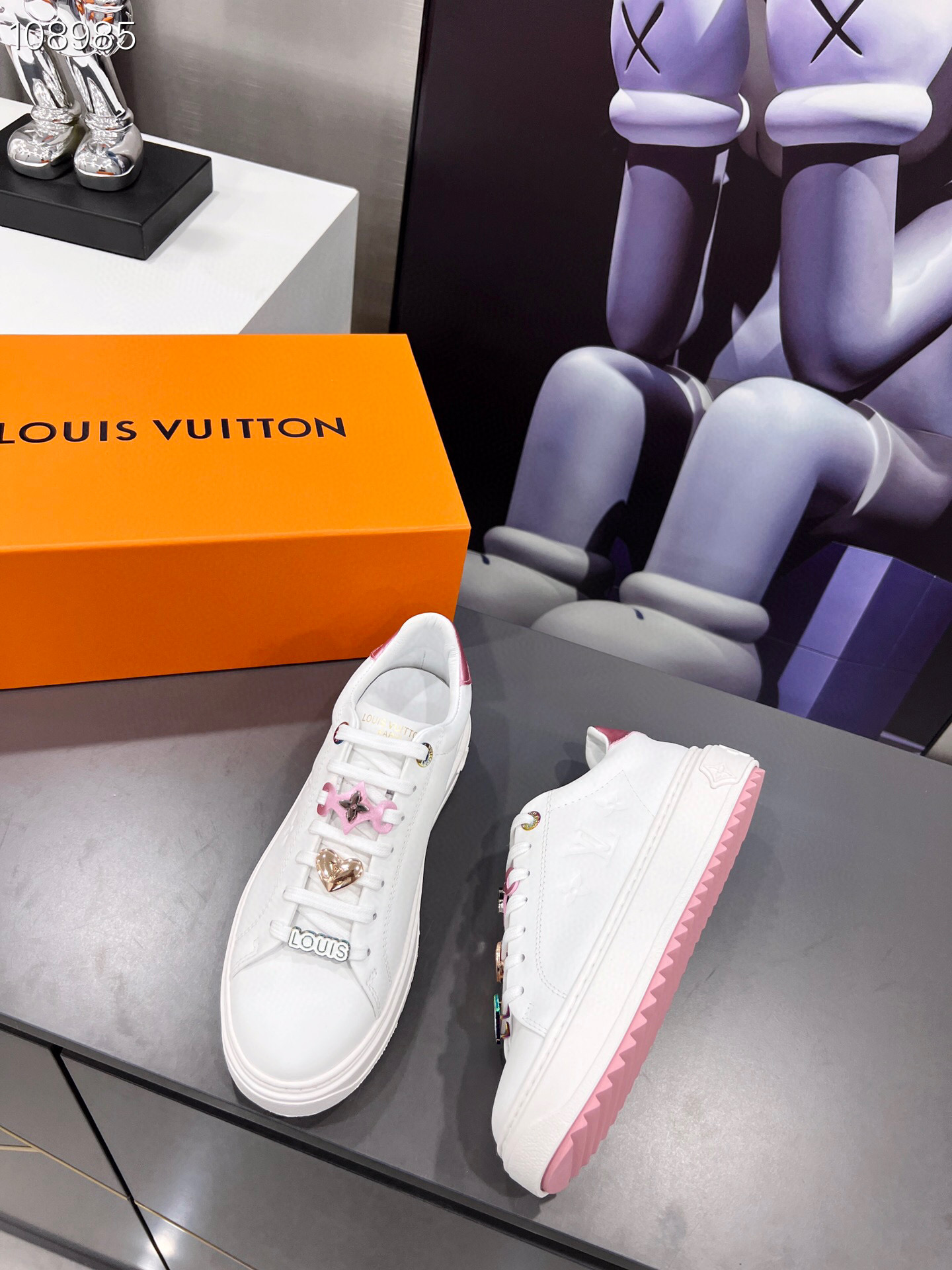 LV $86 gallery