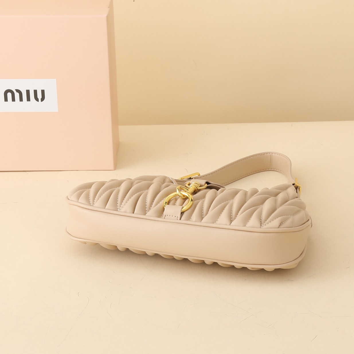 😀23890-MIUMIU-588 gallery