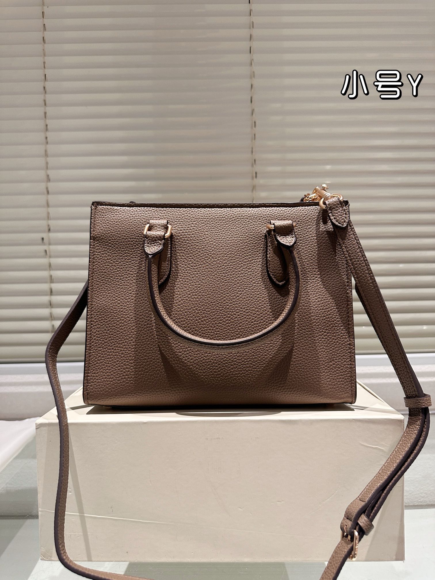 😀25288-COACH-$75 gallery